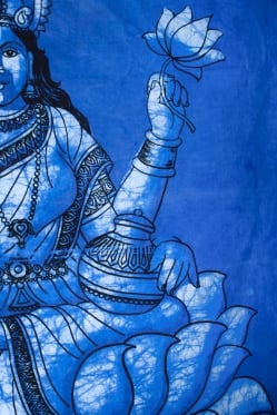 [大サイズ]バティック染めのタペストリー風神様布 - ラクシュミ[約85x130cm] - サブ3