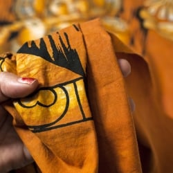 [大サイズ]バティック染めのタペストリー風神様布 - クリシュナ[約85x130cm] - サブ5