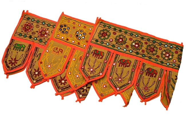 インドの飾りのれん  【花・象】 茶　アソート 5 - 写真のように刺繍の色がそれぞれ異なります。予めご了承くださいませ。