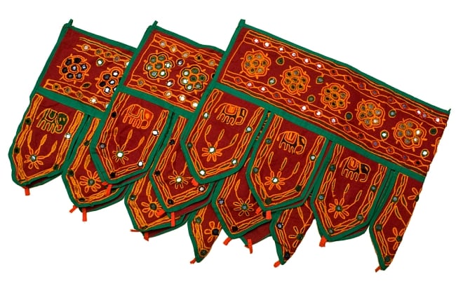 インドの飾りのれん 【花・象】 えんじ　アソート 5 - 写真のように刺繍の色がそれぞれ異なります。予めご了承くださいませ。