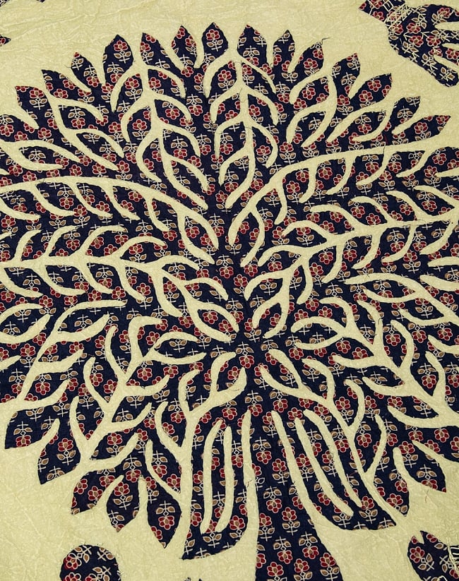 生命の樹のタペストリー - 若草色 小（85cm） 3 - 一枚の布を贅沢に切り抜いて生命の樹が作られていることがわかりますね。