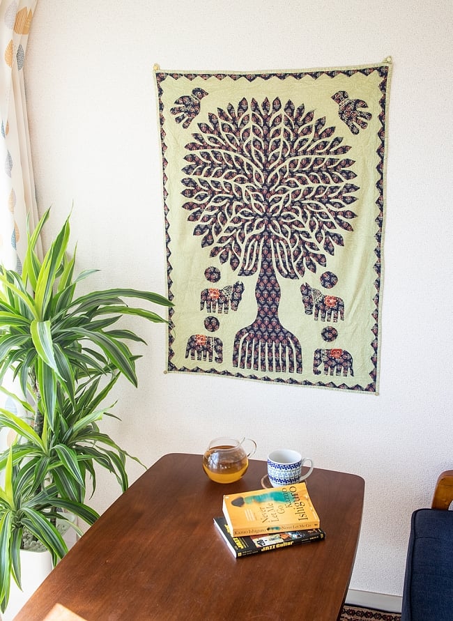 生命の樹のタペストリー - 若草色 小（85cm）の写真1枚目です。室内での使用例になります。普段の空間がぐっとおしゃれにエスニックに。タペストリー,アジュラック,ウッドブロック,のれん,壁掛け,壁飾り,象さん,生命の樹,生命の木