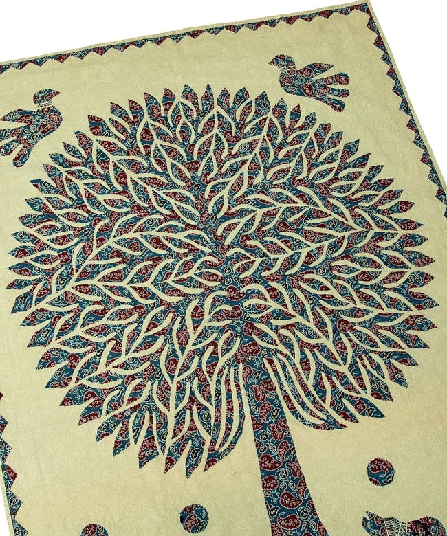 生命の樹のタペストリー - 若草色 大【145cm】 3 - 一枚の布を贅沢に切り抜いて生命の樹が作られていることがわかりますね。