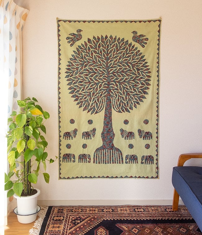 生命の樹のタペストリー - 若草色 大【145cm】の写真1枚目です。室内での使用例になります。普段の空間がぐっとおしゃれにエスニックに。タペストリー,アジュラック,ウッドブロック,のれん,壁掛け,壁飾り,象さん,生命の樹,生命の木