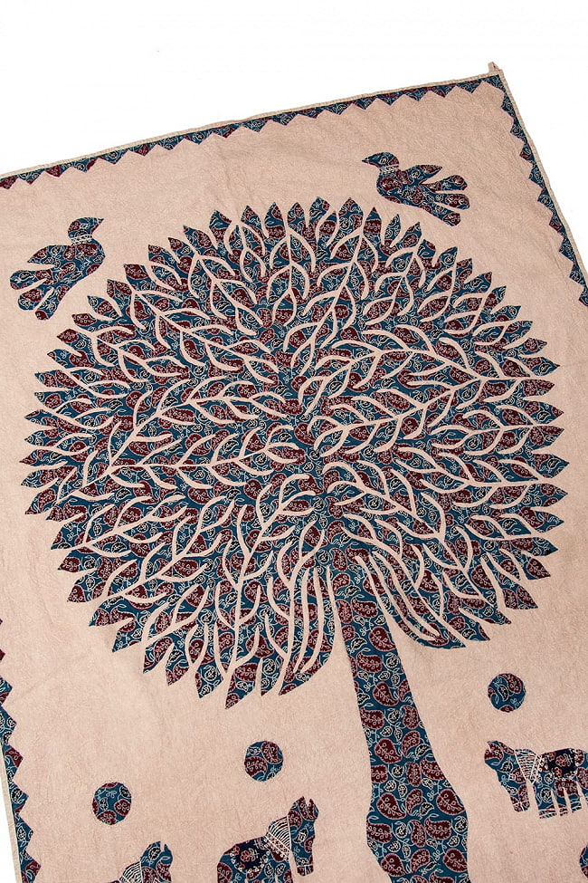 生命の樹のタペストリー -  大（150cm程度） 4 - 一枚の布を贅沢に切り抜いて生命の樹が作られていることがわかりますね。