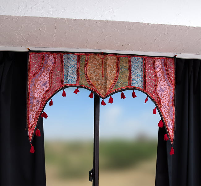 【一点物】砂漠の国のトーラン - 窓・入り口飾り 2 - 室内での使用例になります。普段の空間がぐっとおしゃれにエスニックに。なお、背景は加工されています