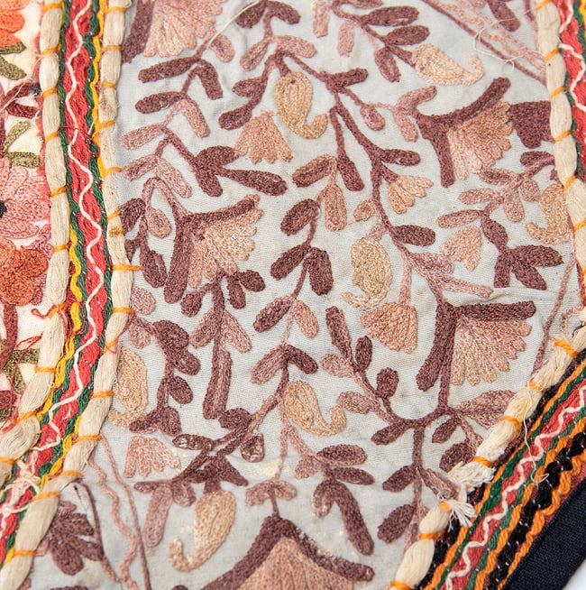 【一点物】砂漠の国のトーラン - 窓・入り口飾り 3 - お送りさせて頂く商品のアップです。丁寧に刺繍が施されています