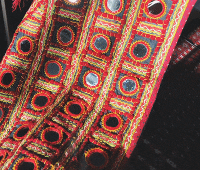 美しい刺繍とミラーワーク付き 砂漠の国のトーラン - 窓・入り口飾り