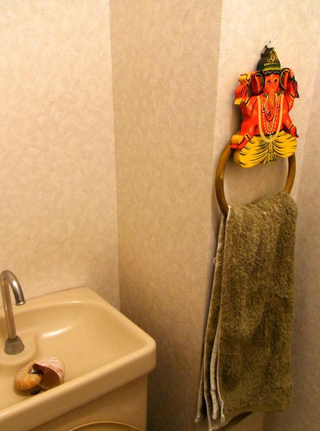 象のタオルハンガー　【タオル掛けが黒】 7 - お手洗いでの使用例です。いつもの空間がエスニカルになりますね（同じ種類の別の商品です）