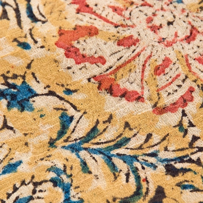 昔ながらの木版染め伝統模様布ハンカチ - イエロー 2 - 柄を拡大しました。　美しい模様で私生活に彩りを添えてくれます。