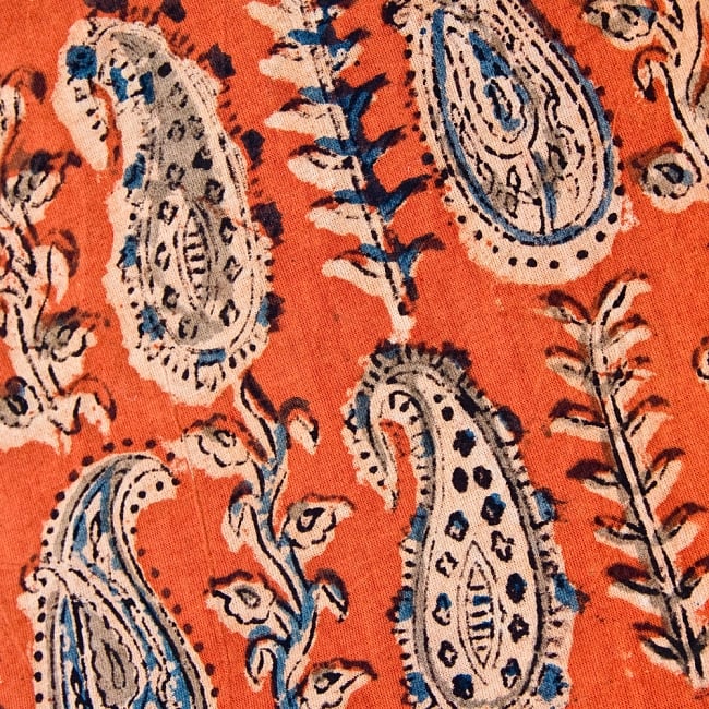 昔ながらの木版染め伝統模様布ハンカチ - オレンジ 2 - 柄を拡大しました。　美しい模様で私生活に彩りを添えてくれます。