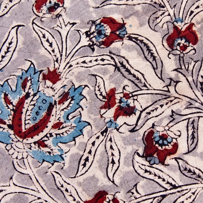 昔ながらの木版染め伝統模様布ハンカチグレー 2 - 柄を拡大しました。　美しい模様で私生活に彩りを添えてくれます。