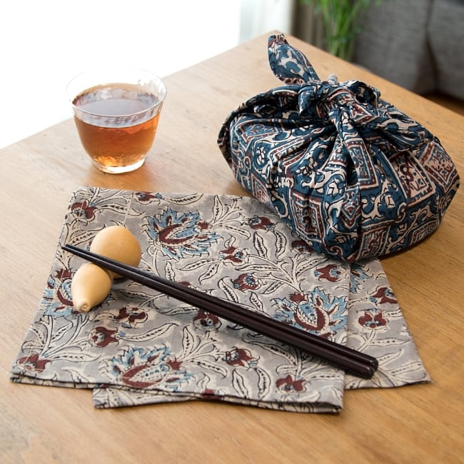 昔ながらの木版染め伝統模様布ハンカチグレー 6 - お弁当を包むのにもピッタリなサイズです。アイデアしだいで無限の使いみちがあります。