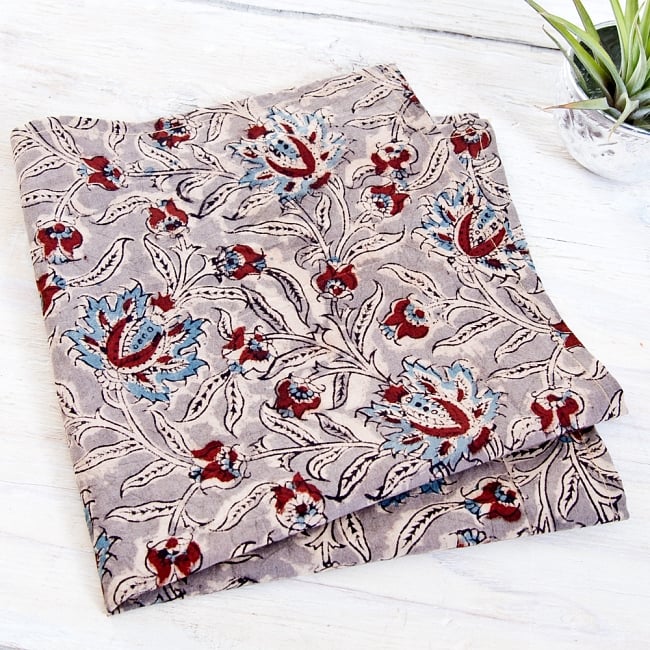 昔ながらの木版染め伝統模様布ハンカチグレーの写真