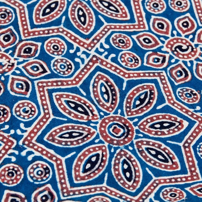 南インドの木版染めアジュラック布ハンカチ　ブルー 2 - 柄を拡大しました。　美しい模様で私生活に彩りを添えてくれます。