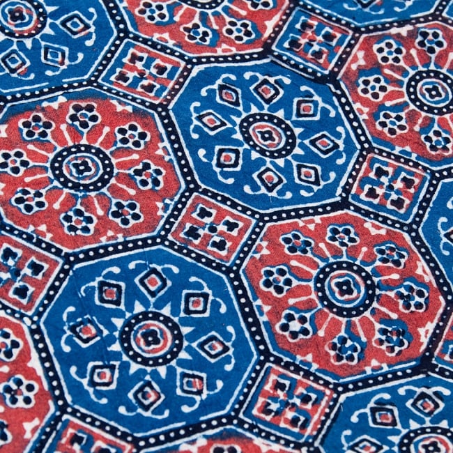 南インドの木版染めアジュラック布ハンカチ　ブルー×レッド 2 - 柄を拡大しました。　美しい模様で私生活に彩りを添えてくれます。