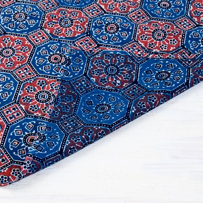 南インドの木版染めアジュラック布ハンカチ　ブルー×レッド 3 - 裏面はこの様になっています。