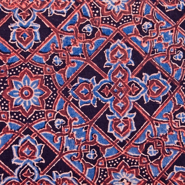 南インドの木版染めアジュラック布ハンカチ　ブルー×レッド×ブラウン 2 - 柄を拡大しました。　美しい模様で私生活に彩りを添えてくれます。