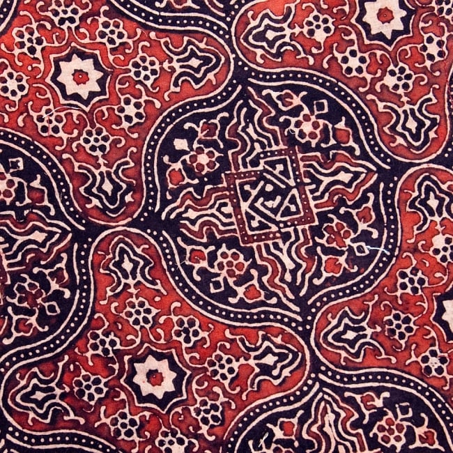 南インドの木版染めアジュラック布ハンカチ　レッド×ブラウン 2 - 柄を拡大しました。　美しい模様で私生活に彩りを添えてくれます。