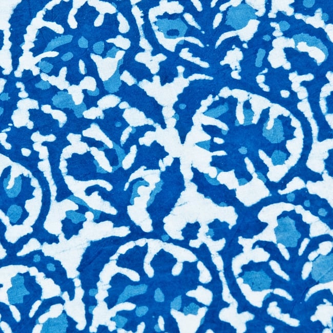 インディゴブルーの伝統泥染めハンカチブルー 2 - 柄を拡大しました。　美しい模様で私生活に彩りを添えてくれます。