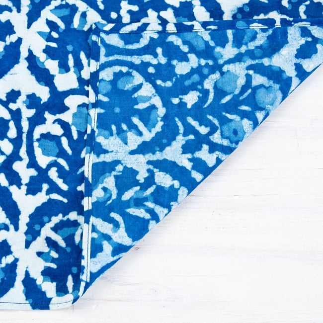 インディゴブルーの伝統泥染めハンカチブルー 3 - 裏面はこの様になっています。