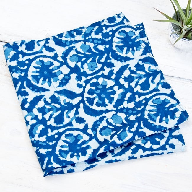 インディゴブルーの伝統泥染めハンカチブルーの写真布,ハンカチ,ギフト,ウッドブロック
