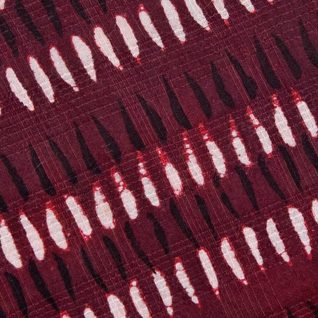 昔ながらの木版染め伝統模様布ハンカチ - レッド 2 - 柄を拡大しました。　美しい模様で私生活に彩りを添えてくれます。