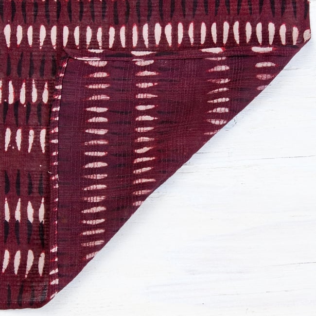 昔ながらの木版染め伝統模様布ハンカチ - レッド 3 - 裏面はこの様になっています。
