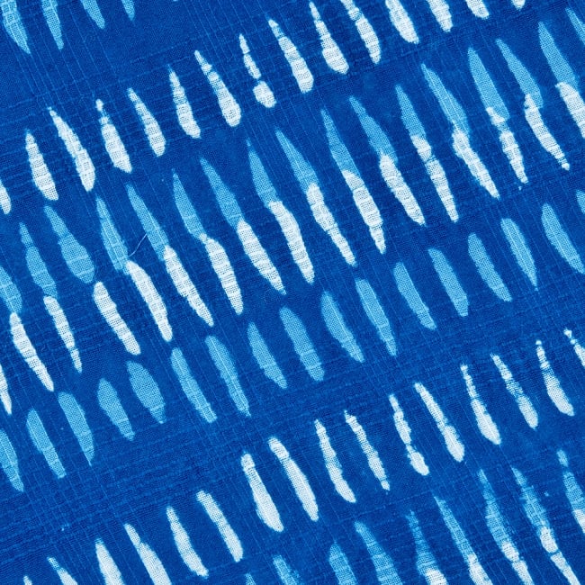 昔ながらの木版染め伝統模様布ハンカチ - ブルー 2 - 柄を拡大しました。　美しい模様で私生活に彩りを添えてくれます。