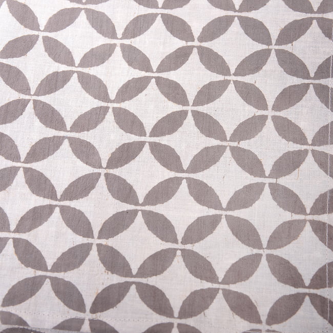 昔ながらの木版染めウッドブロック布ハンカチ - グレー 2 - 柄を拡大しました。　美しい模様で私生活に彩りを添えてくれます。