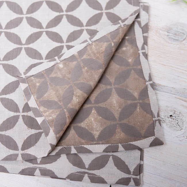 昔ながらの木版染めウッドブロック布ハンカチ - グレー 3 - 裏面はこの様になっています。