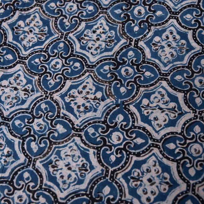 南インドの木版染めアジュラック布ハンカチ - ブルー 2 - 柄を拡大しました。　美しい模様で私生活に彩りを添えてくれます。