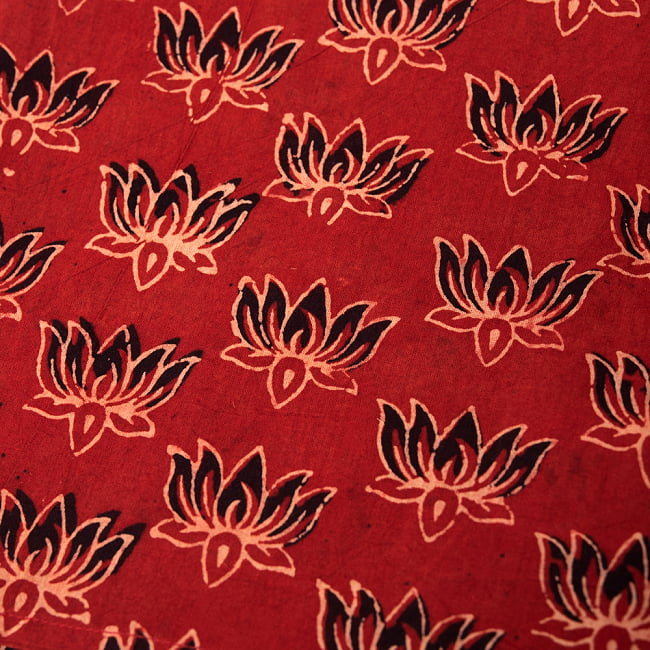 昔ながらの木版染めウッドブロック布ハンカチ - 赤ロータス 2 - 柄を拡大しました。　美しい模様で私生活に彩りを添えてくれます。