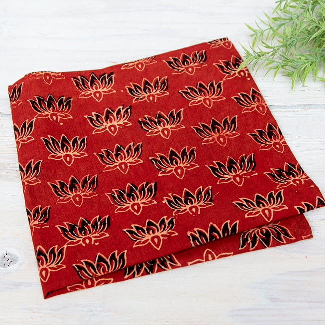 昔ながらの木版染めウッドブロック布ハンカチ - 赤ロータスの写真