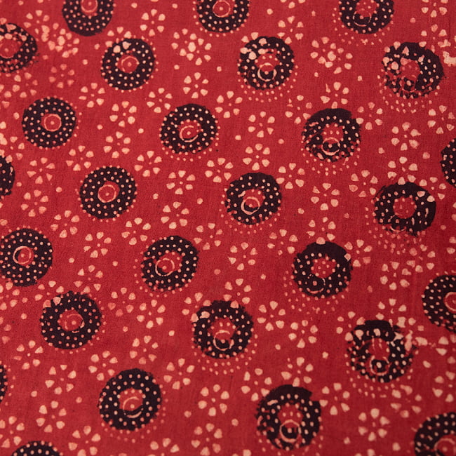 南インドの木版染めアジュラック布ハンカチ - 赤・円 2 - 柄を拡大しました。　美しい模様で私生活に彩りを添えてくれます。