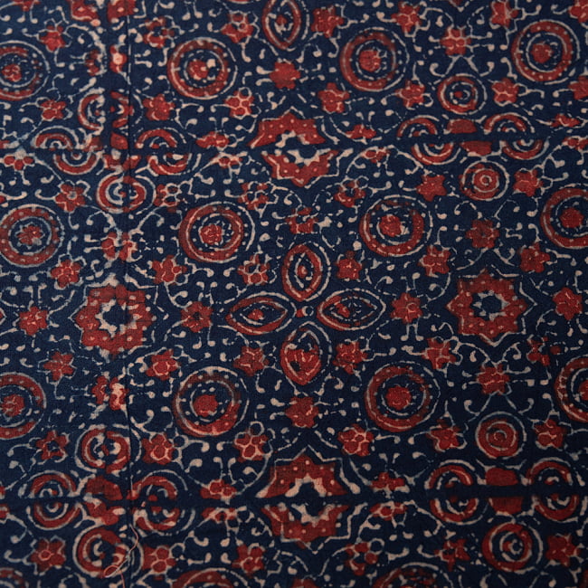 南インドの木版染めアジュラック布ハンカチ - 藍 2 - 柄を拡大しました。　美しい模様で私生活に彩りを添えてくれます。