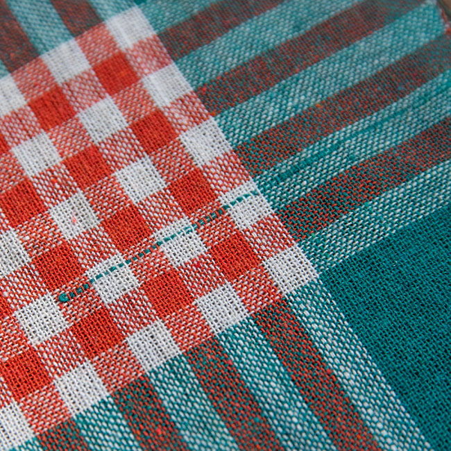 【約50cm×約50cm】インドのコットンキッチンクロス 4 - このように異なる色の糸が縫われてる箇所や、ほつれも多少ございます。ご了承ください。