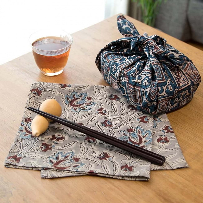 昔ながらの木版染め伝統模様布ハンカチ - ブルーバンブー 6 - お弁当を包むのにもピッタリなサイズです。アイデアしだいで無限の使いみちがあります。