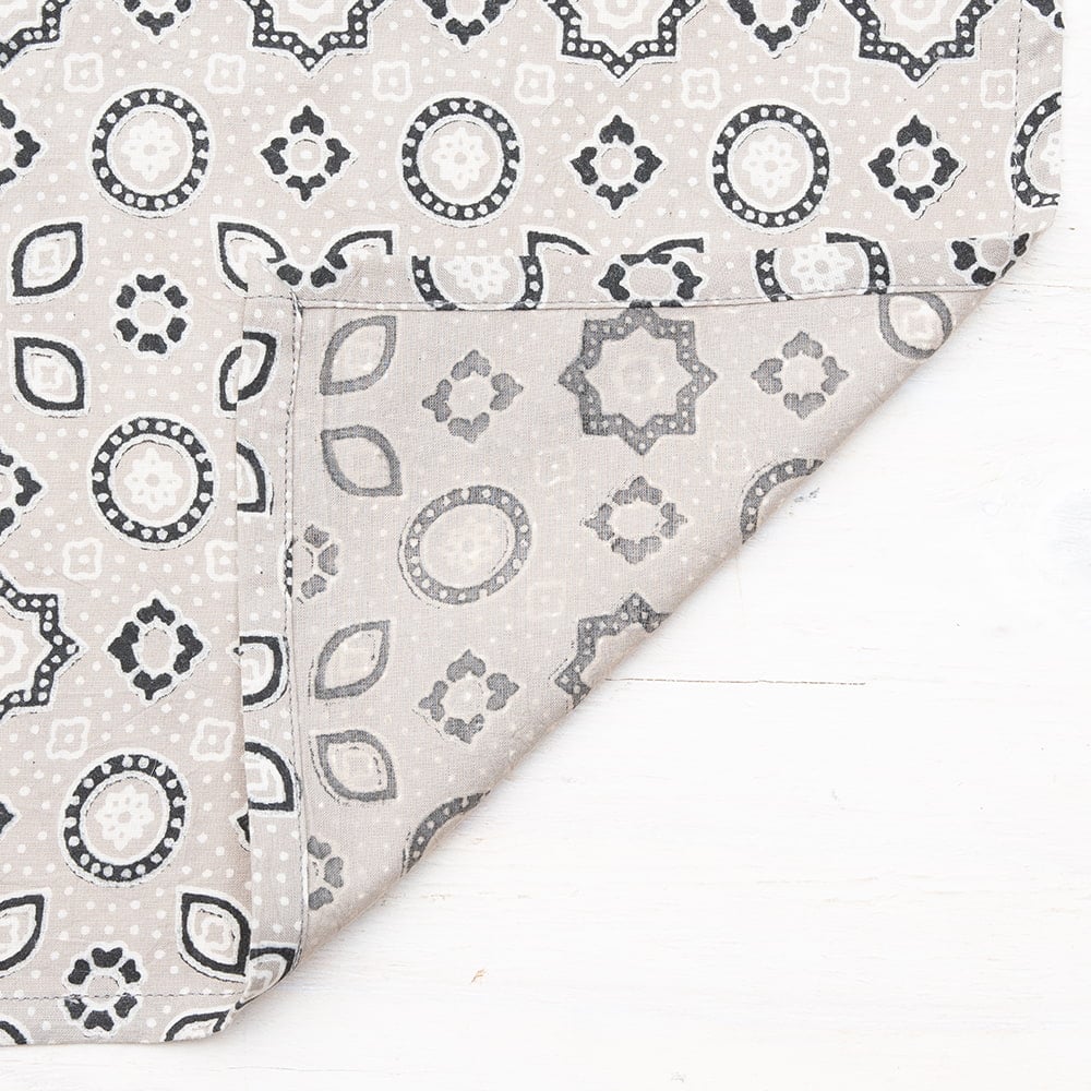 昔ながらの木版染め伝統模様布ハンカチ - カーキ3枚目の説明写真です