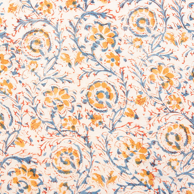 昔ながらの木版染め伝統模様布ハンカチ - イエロー 2 - 柄を拡大しました。　美しい模様で私生活に彩りを添えてくれます。