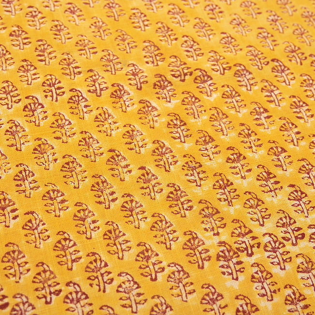 昔ながらの木版染め伝統模様布ハンカチ - イエローツリー 2 - 柄を拡大しました。　美しい模様で私生活に彩りを添えてくれます。