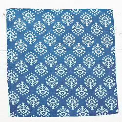 インディゴブルーの伝統泥染めハンカチ - 大きな木 - サブ4