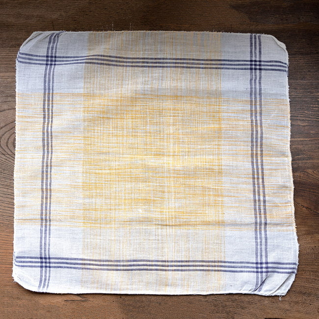 インドの手紡ぎ布　カディコットンのハンカチ 6 - 広げた一例です。
