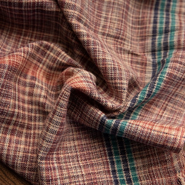 【約78cm×約160cm】インドの手紡ぎ布　カディコットンのガムチャ 4 - 使用しているうちに手に馴染みどんどん使いやすくなります。