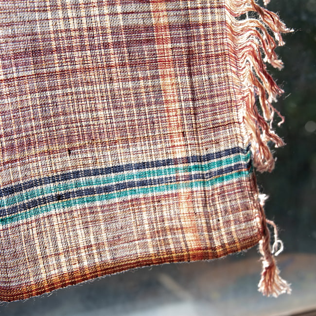 【約78cm×約160cm】インドの手紡ぎ布　カディコットンのガムチャ 5 - 陽に透かしてみました。