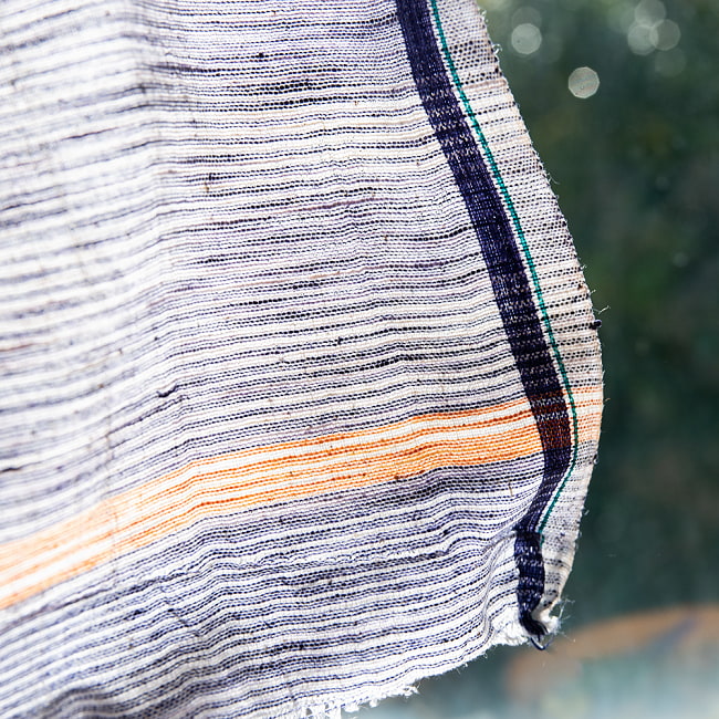 【約110cm×約250cm】インドの手紡ぎ布　カディコットンのタオル 5 - 陽に透かしてみました。