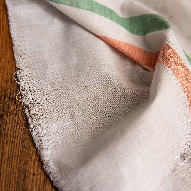 【約156cm×約74cm】インドの手紡ぎ布　カディコットンのストール 4 - 使用しているうちに手に馴染みどんどん使いやすくなります。