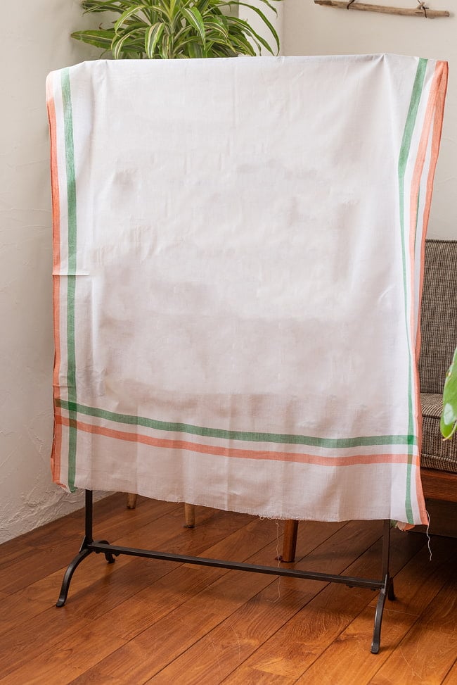 【約156cm×約74cm】インドの手紡ぎ布　カディコットンのストール 7 - 広げて半分にかけてみました。