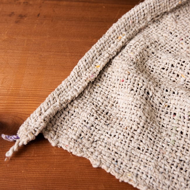 【約45cm×約45cm】現地からそのまま！インド仕様のざっくり編み雑巾 6 - 端っこはこんな感じで簡単に縫われています