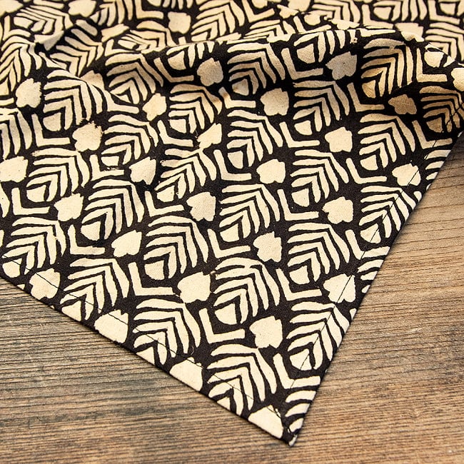 【45cmx45cm】昔ながらの木版染め伝統模様布ハンカチ・ナフキン 2 - 縁を拡大しました。　美しい模様で私生活に彩りを添えてくれます。